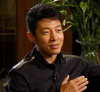 1998年，撒贝宁去央视面试，领导肖晓琳一看到他，转头就走入办公室锁上门，问同事