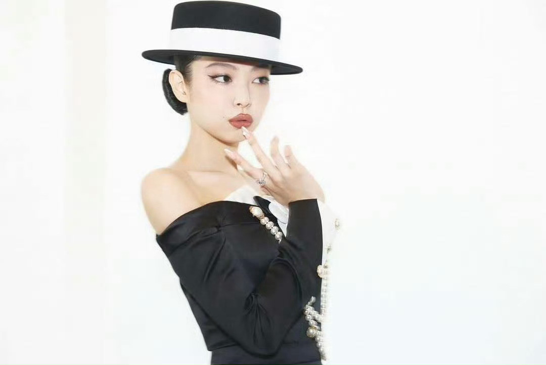 Jennie晚宴造型还是这个造型好看……总之祝她成功吧​​​