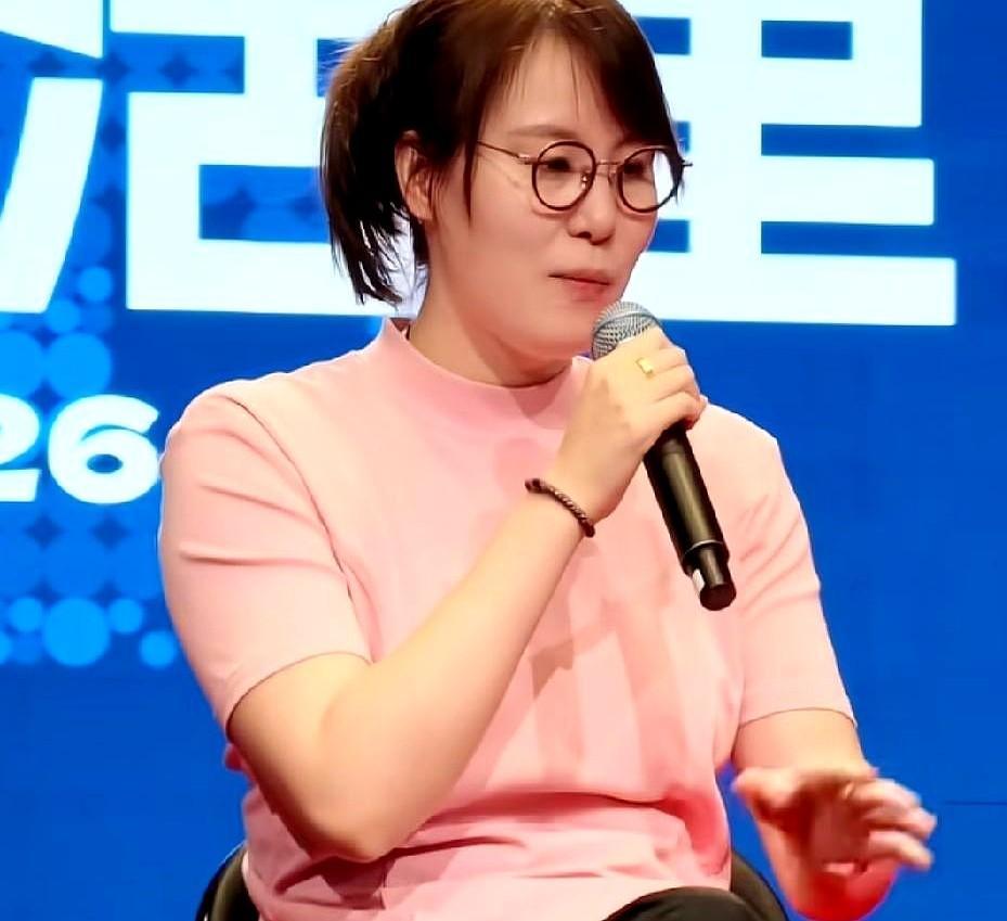 傅园慧发视频自嘲，说自己神经太发达、身体硬件跟不上，体质不好才去当的运动员。