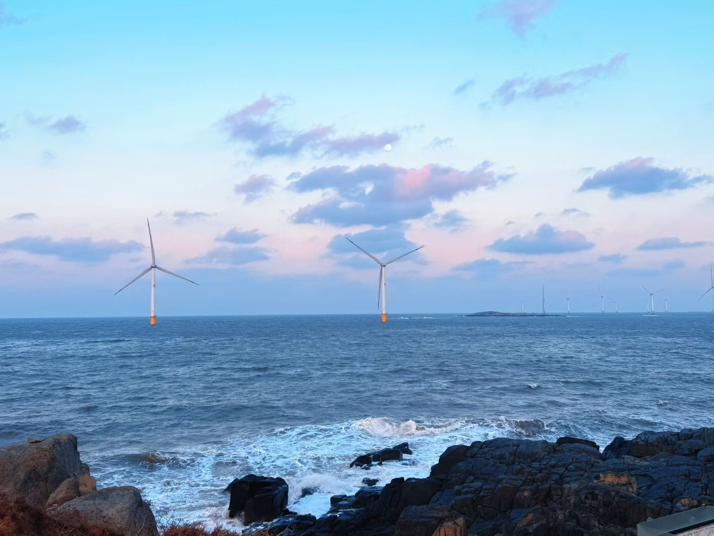 回头看，轻舟已过万重山，向前看，前路漫漫亦灿烂，抬头看，人间烟火甚浪漫，低头看，