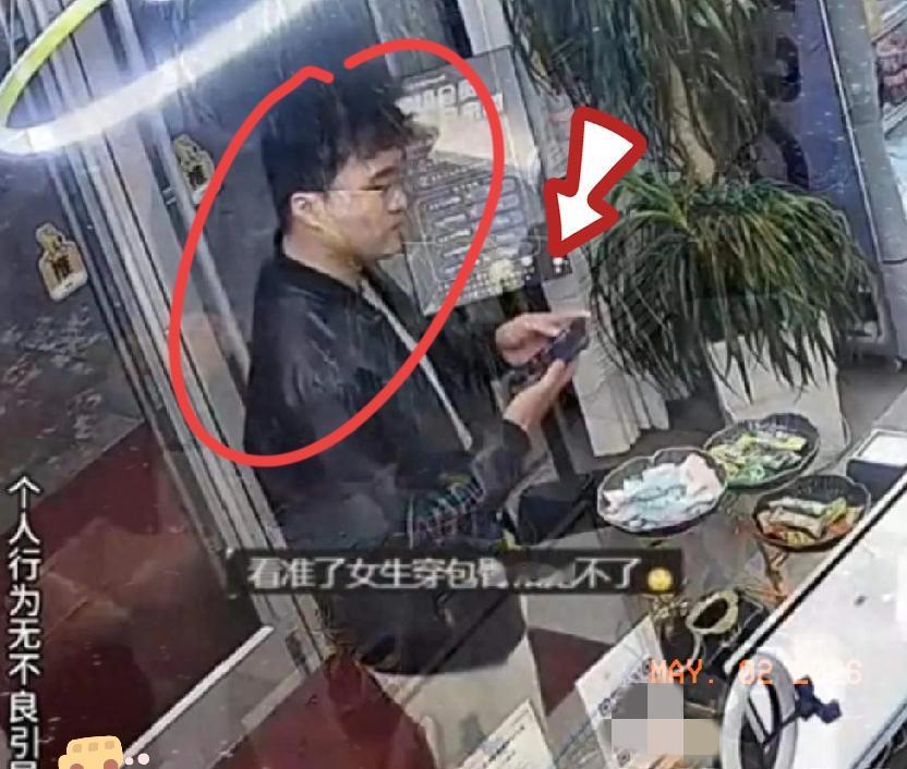 杭州一名男子享受完198元的足浴服务，居然假装扫码付款趁机溜之大吉！穿着工装高