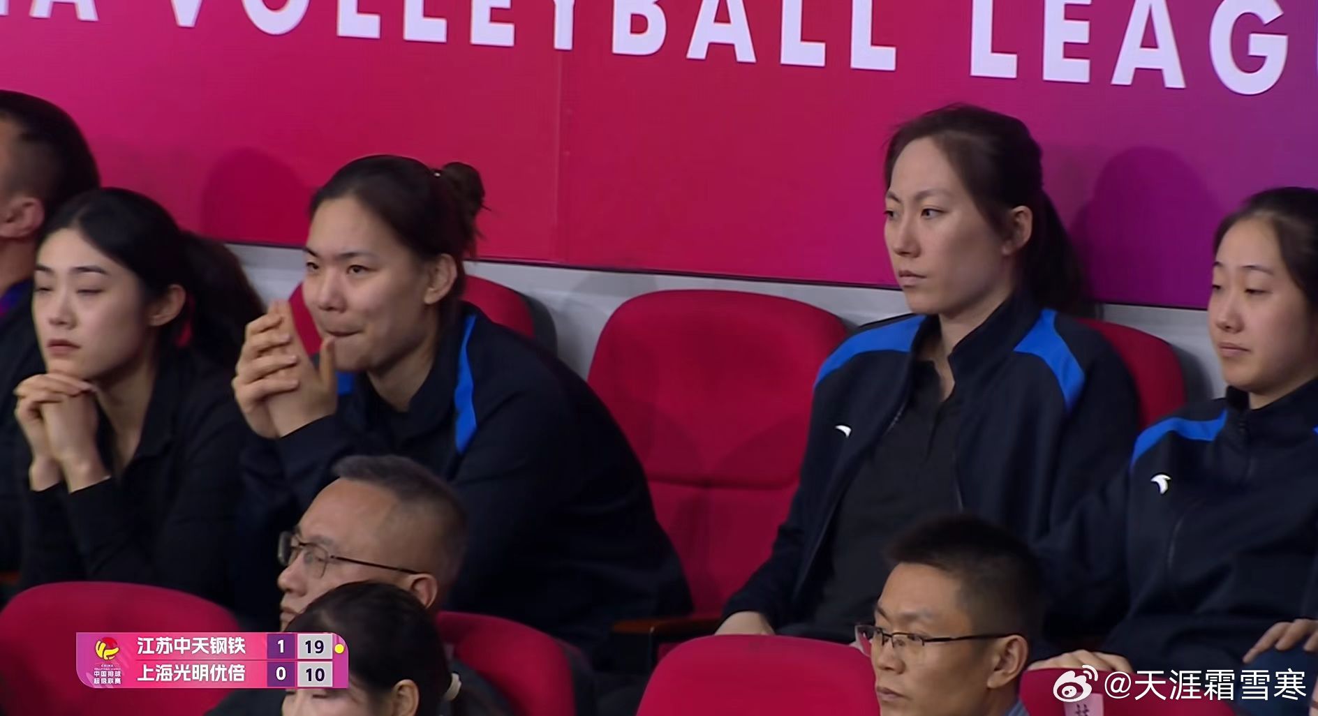 第一场决赛，蔡斌把欧阳茜茜、庄心如、杨玛全放在观众席上，连名单都没进，仲慧一传不