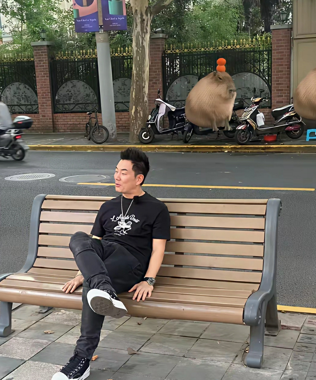 在上海偶遇任贤齐，60岁还帅如小伙