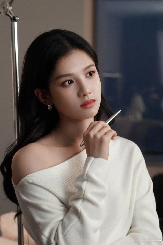 张婧仪冷都女张婧仪的冷都女氛围感绝了！清冷眼神自带故事感，穿搭简约却尽显高级，