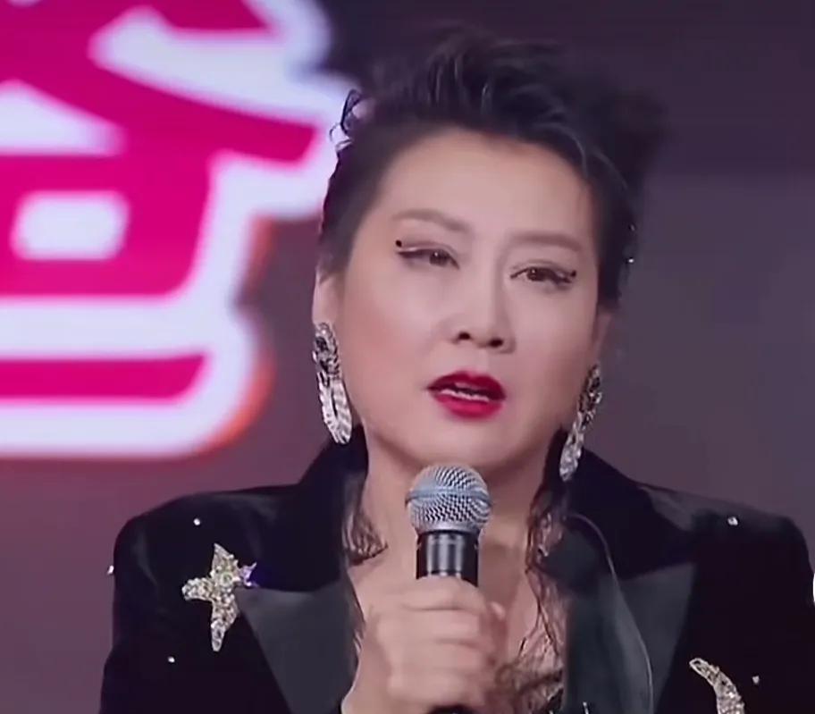 张凯丽这妆容和造型，败光对她所有的好感。60多岁穿成这样真的好嘛，以前穿短裤也