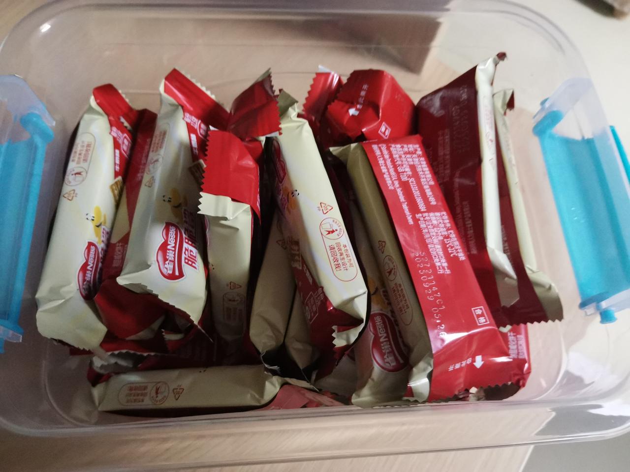 光吃糖果感觉已经不过瘾了，改吃士力架。下一步就该直接上巧克力了吧。人总是很贪心，