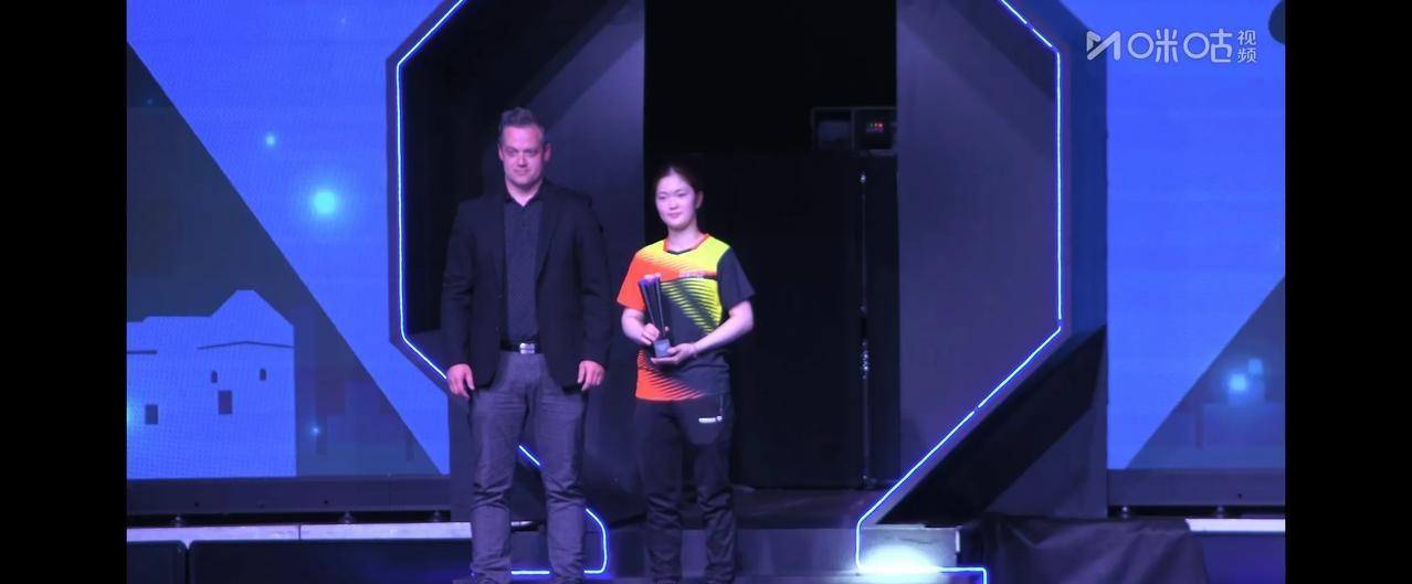 卢布尔雅那站球星挑战赛女单颁奖仪式。冠军，长崎美柚。亚军，木原美悠。这次小日子