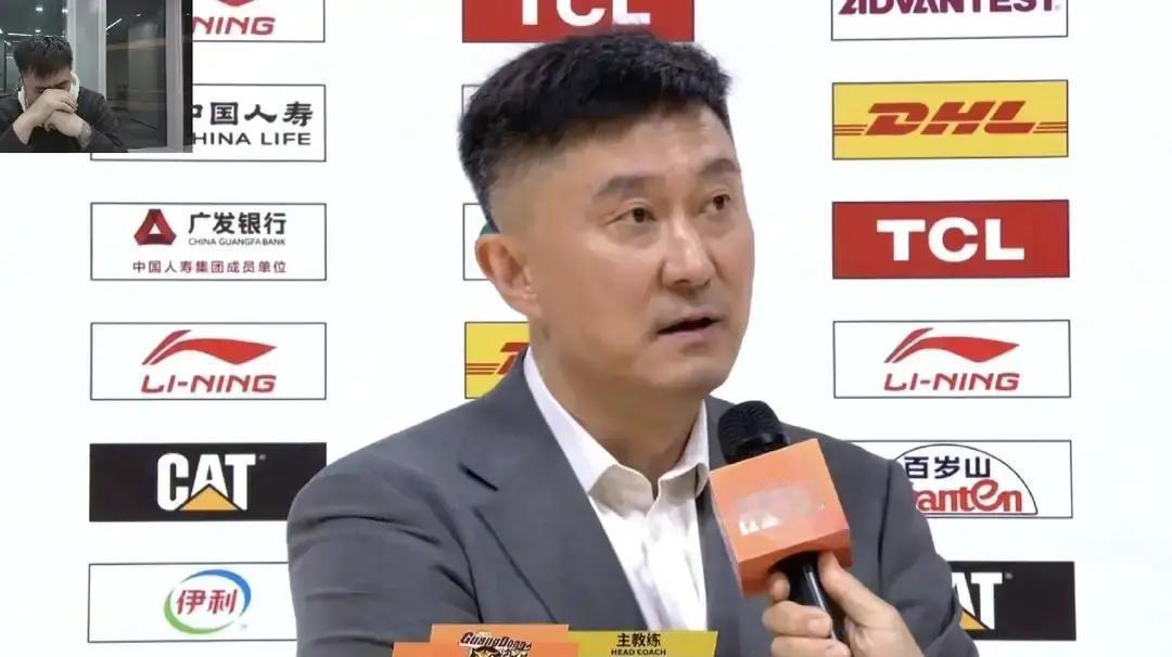 杜锋赛后夸山东队进步大，但数据撕开了残酷真相。你看山东队的投篮热图：三分线