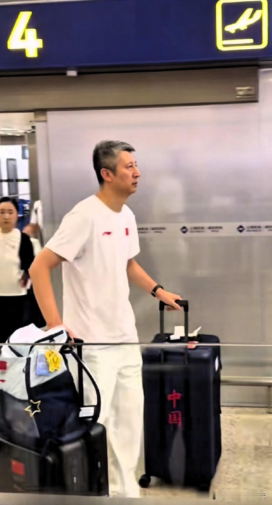 郭士强回国第二天，媒体人紧急澄清两件事，事关周琦和集训风波。第一、周琦被婉拒，