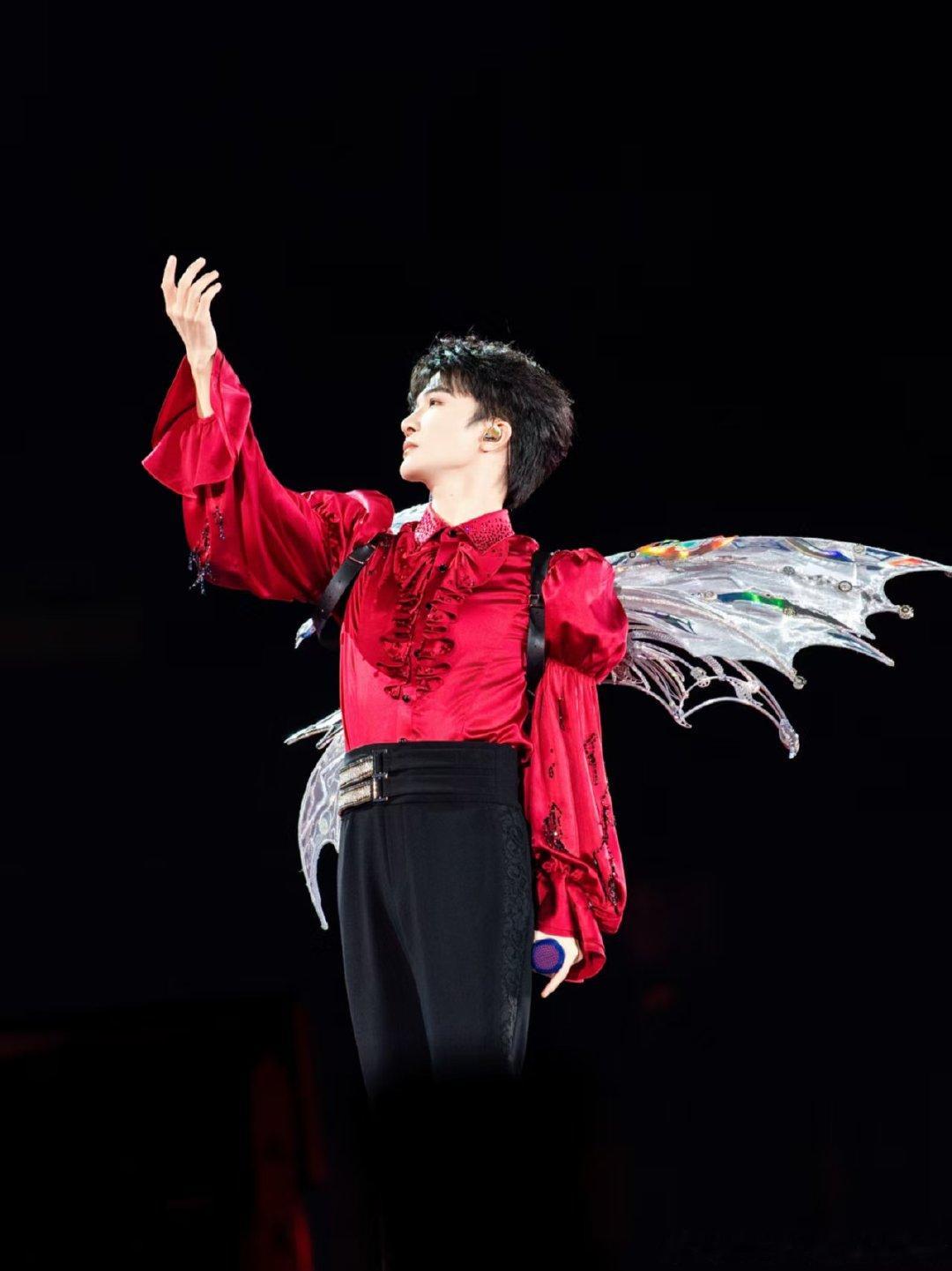 周深跨年主理人瞧瞧周深，跨年主理人当得风生水起！26年跨年开场就惊艳全场，连续