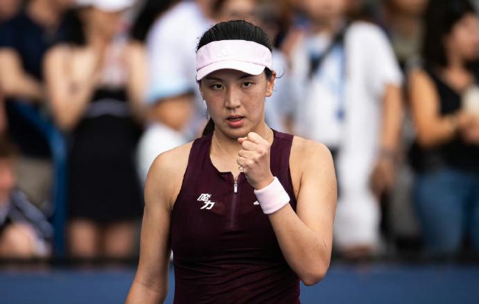 战报！王欣瑜横扫晋级16强！WTA500赛新加坡站女单首轮结束厮杀，中国最美