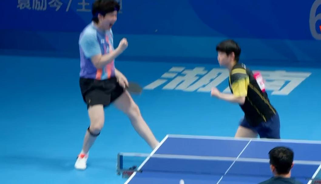 全锦赛太好看了！莎头嗷嗷的叫，大头各种庆祝动作，袁励岑也打疯了。前四局两队