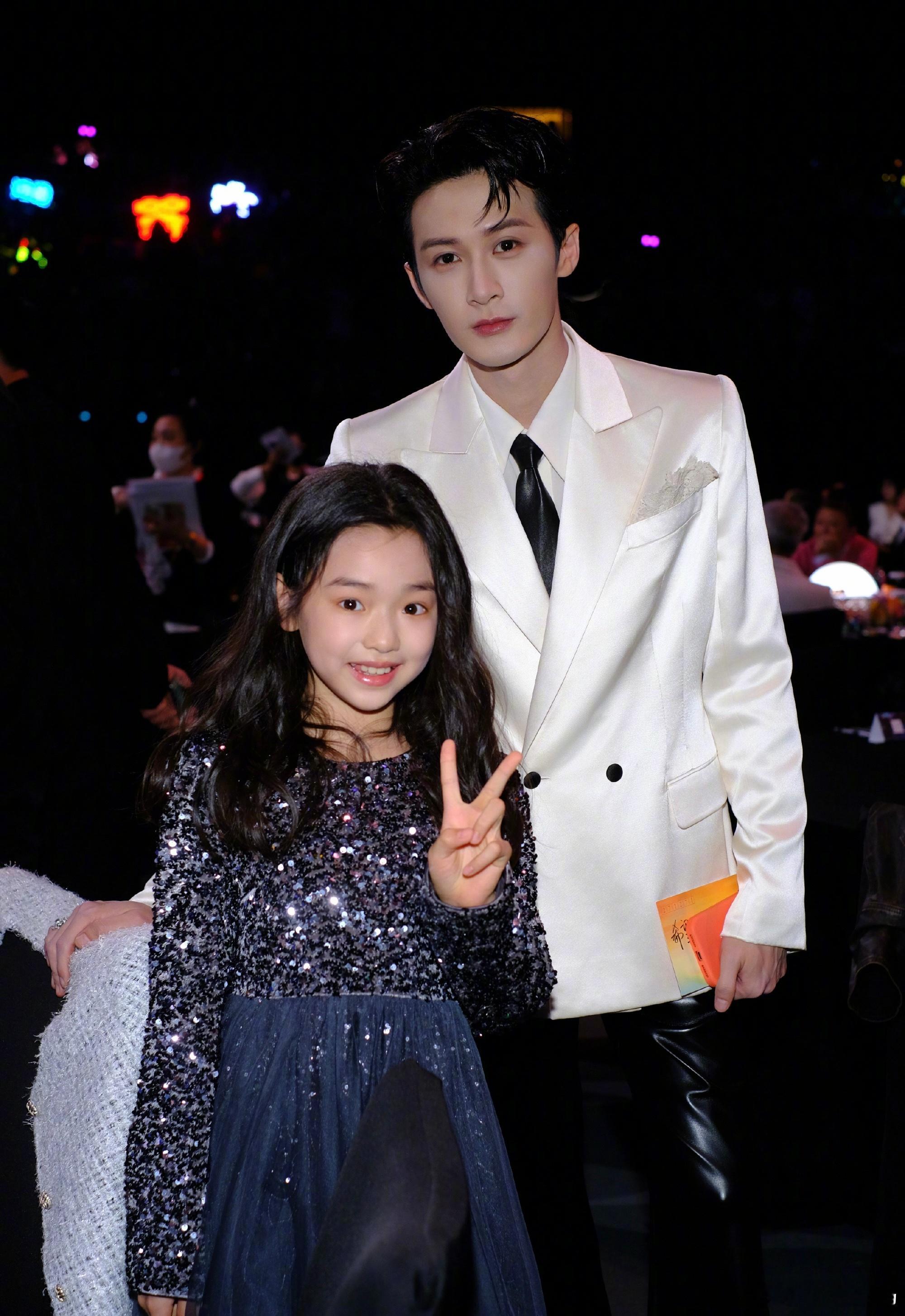 尖叫之夜最大赢家小酒窝，一款爱和娱乐圈美女帅哥集邮合照的萌物宝宝小酒窝晒了17