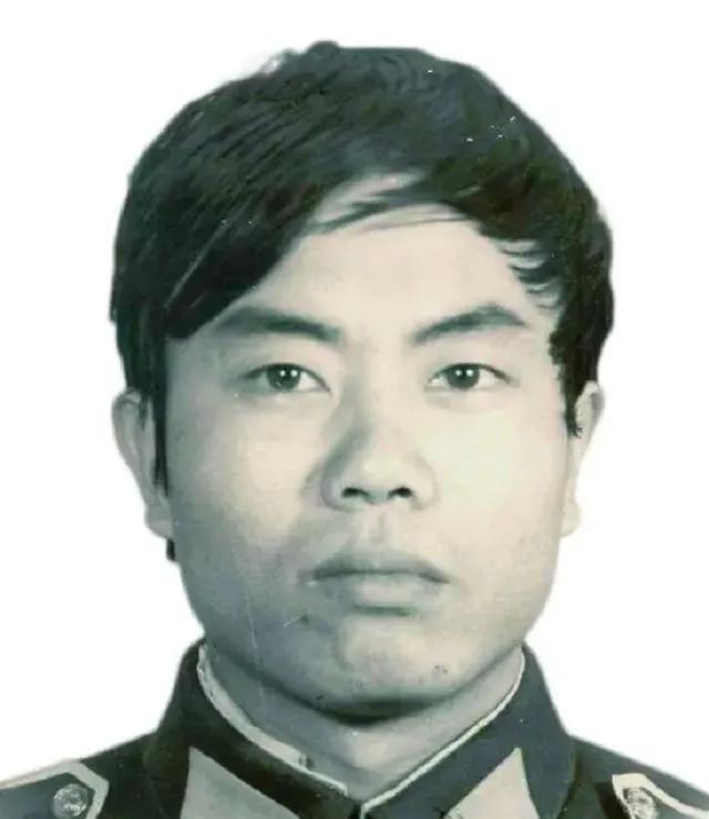 1987年，一名缉毒民警，以回族老板身份打入毒贩内部，吃饭时，毒贩突然夹起一块