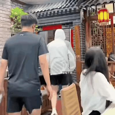 帅气的大头中午出来“觅食”了！上午训练完的大头在曹魏的陪伴下出现在玉桥餐厅，看