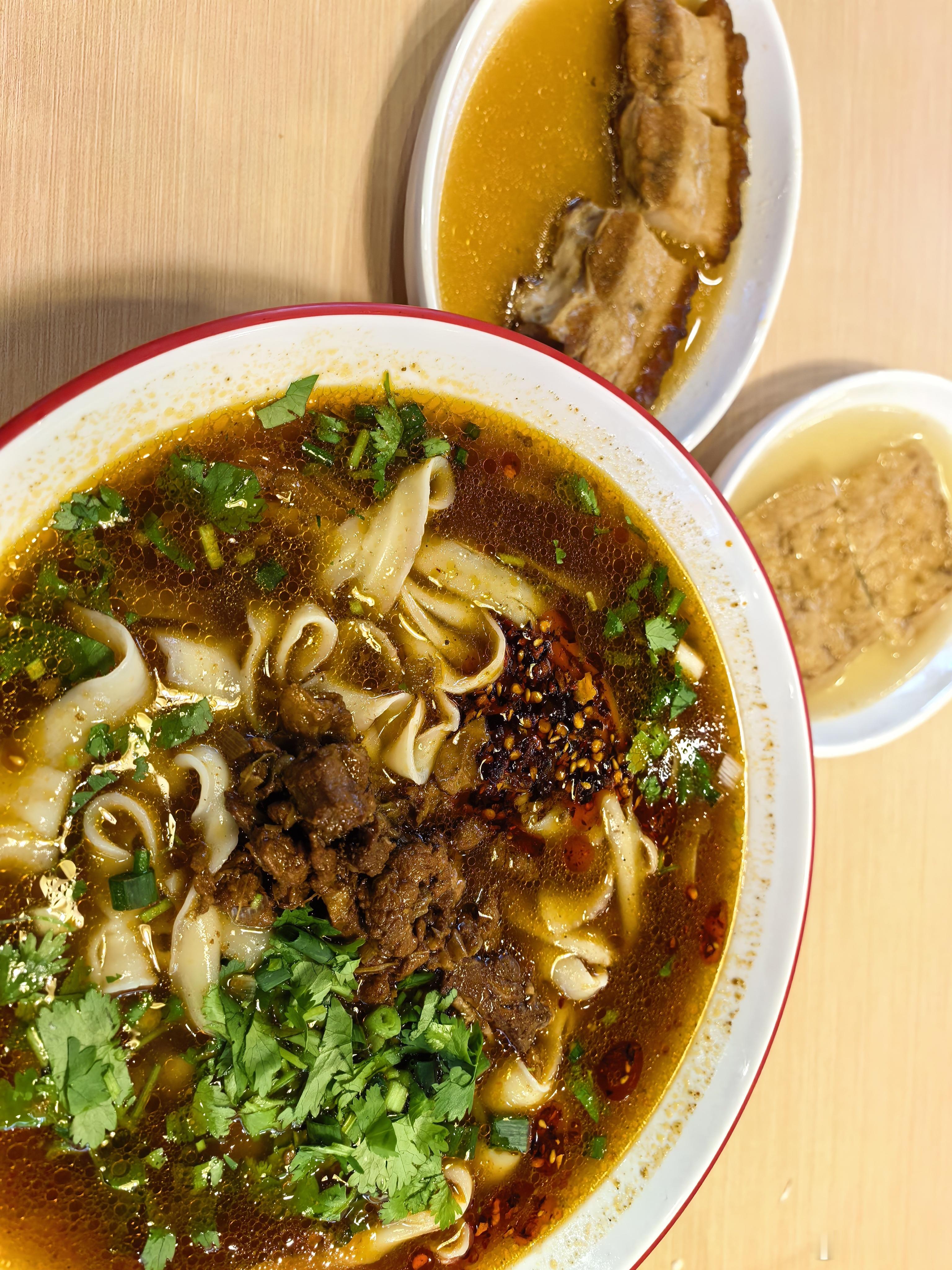盒饭不管用，含着泪吃碗面。​​​