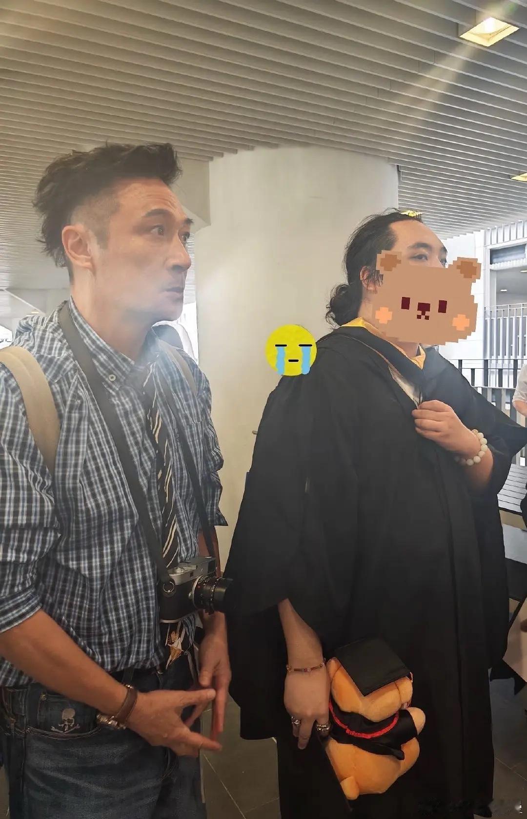 吴镇宇儿子费曼高中毕业了，原来小时候那么好看的小朋友，变得邋遢后，也遭受过霸凌，