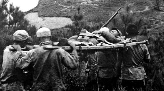 1947年2月，华野政治部副主任钟期光乘车外出途中，遭到6纵的几个伤员无故殴打。