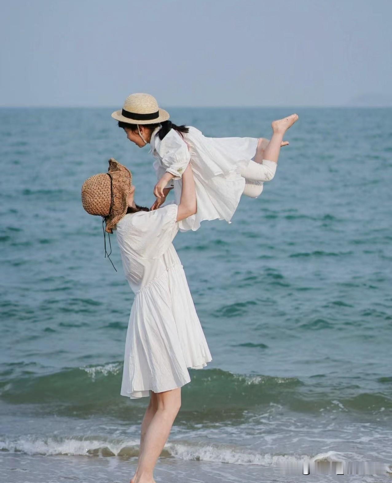 “一个家庭里，父亲优秀的，孩子不一定很优秀；母亲优秀的，孩子基本不会太差，道理很