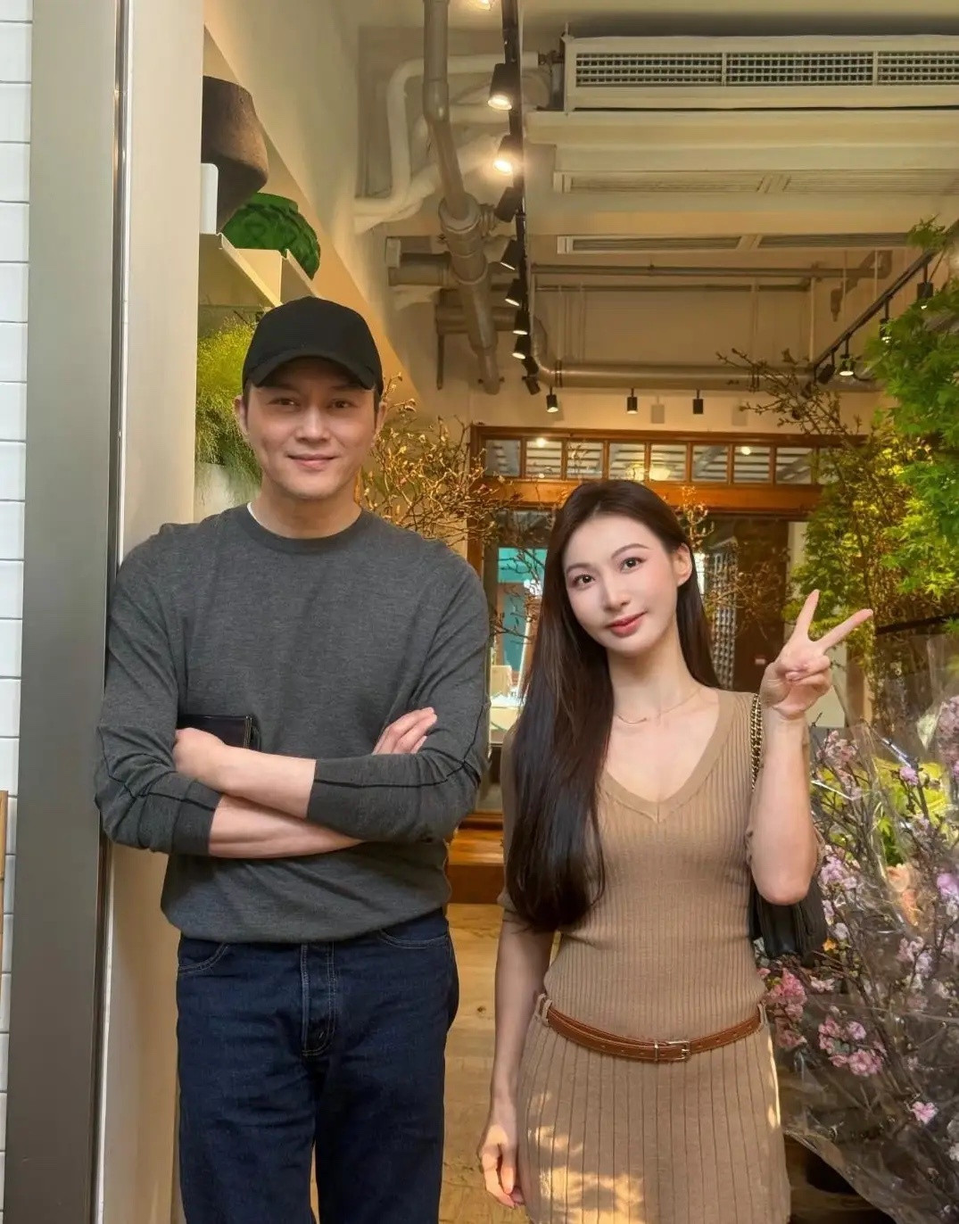 张智霖在香港浅水湾逛街被偶遇，他的打扮绅士有型，身材非常好，脸部素颜皮肤好真实，