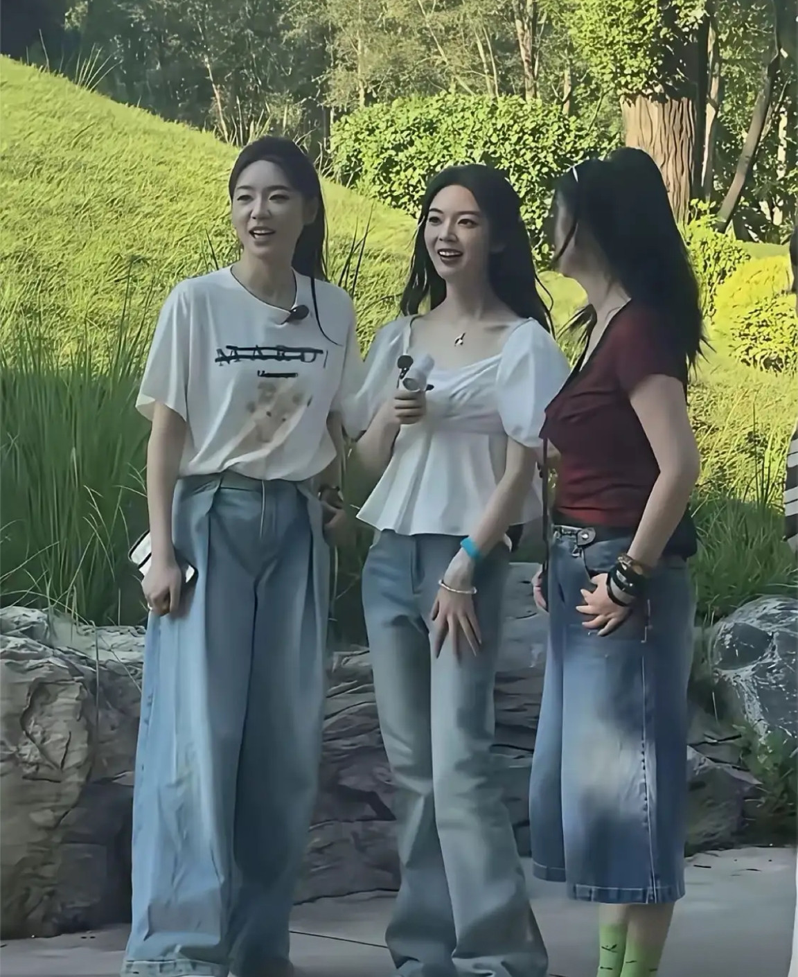 你觉得这三位美女谁的装束最漂亮？
