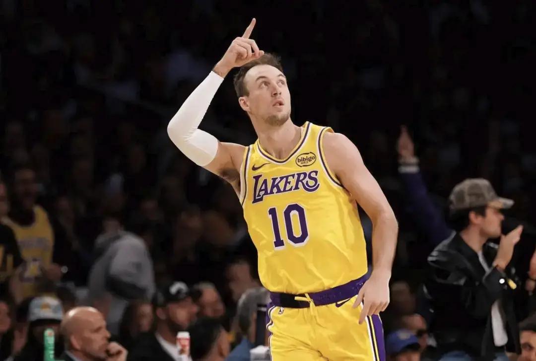 湖人本赛季最成功的一笔引援，就是用文森特换来联盟第一的三分射手肯纳德，他的场均三