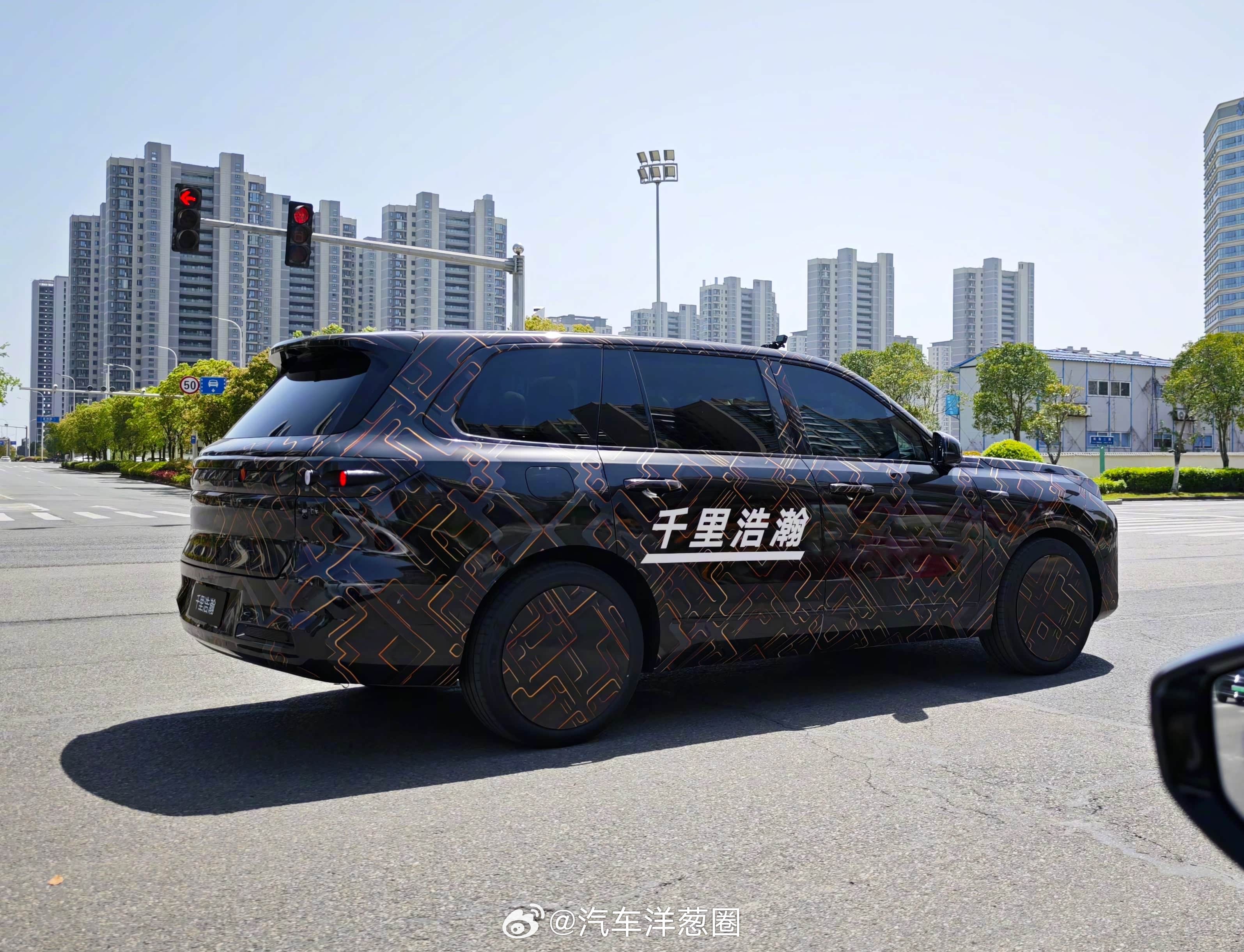 2025年国产大型SUV扎堆涌现，吉利银河星舰9谍照来了！葱爆新车9字辈SUV再