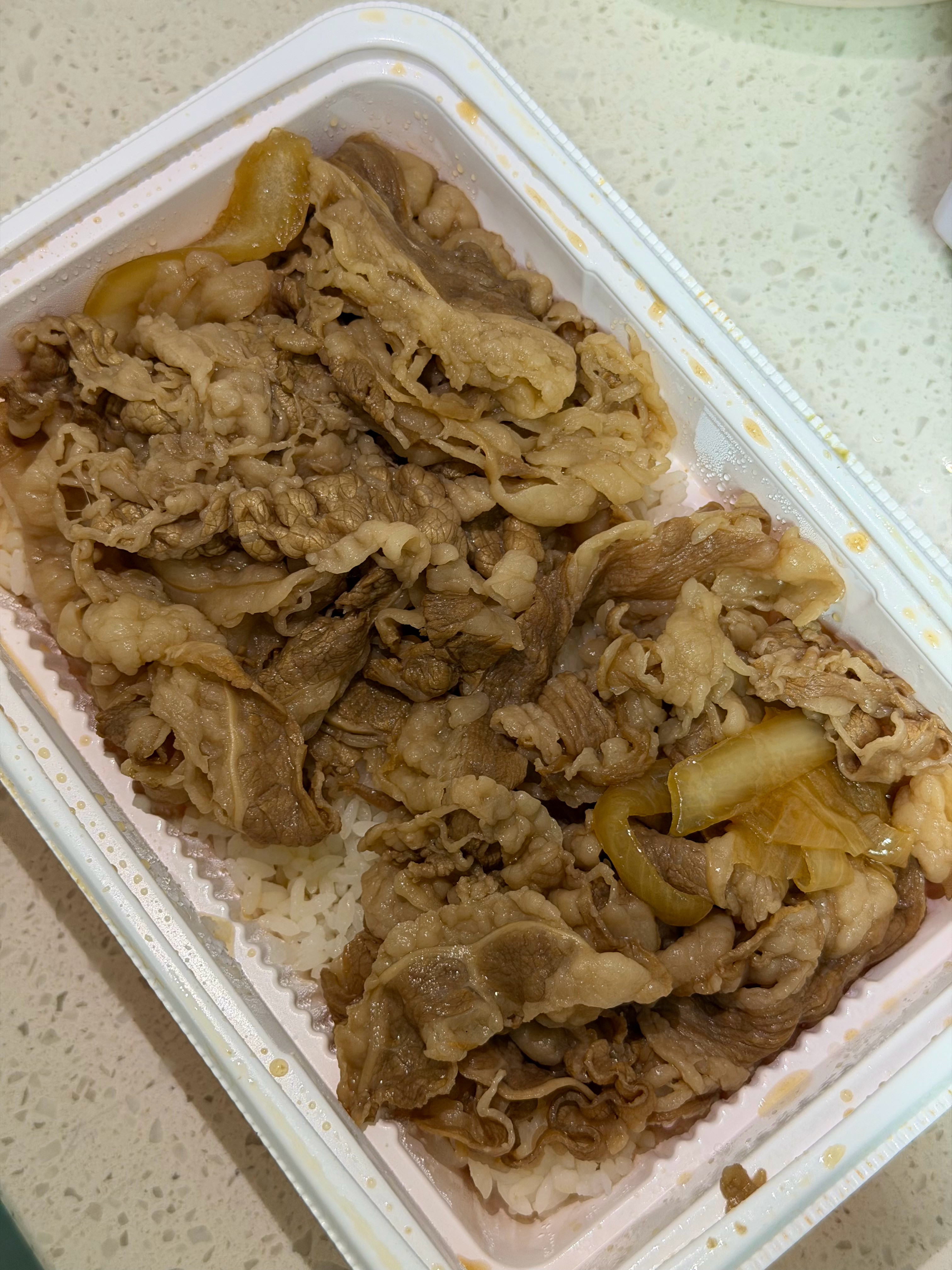 中午好，今天吃吉野家牛肉饭吉野家这个牛肉饭的量还是很足的，选双倍肉（特盛）每次都