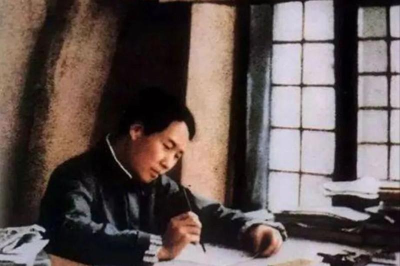 1938年，毛主席在延安撰写《论持久战》，一连写到第七天，依旧不肯休息。警卫