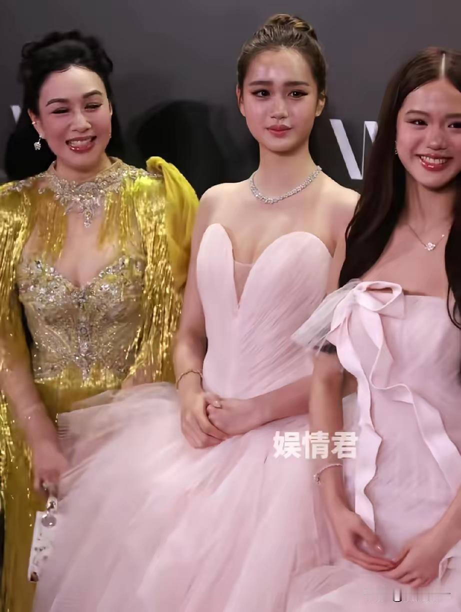 钟丽缇的三个女儿真是一个赛一个的漂亮。大女儿Yasmine，是和比利时前夫的混血