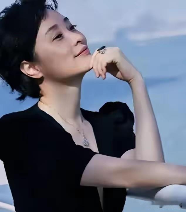 太清醒了！上海土生土长53岁的演员吴越，有人问她会在上海养老吗？有房有户口的她却