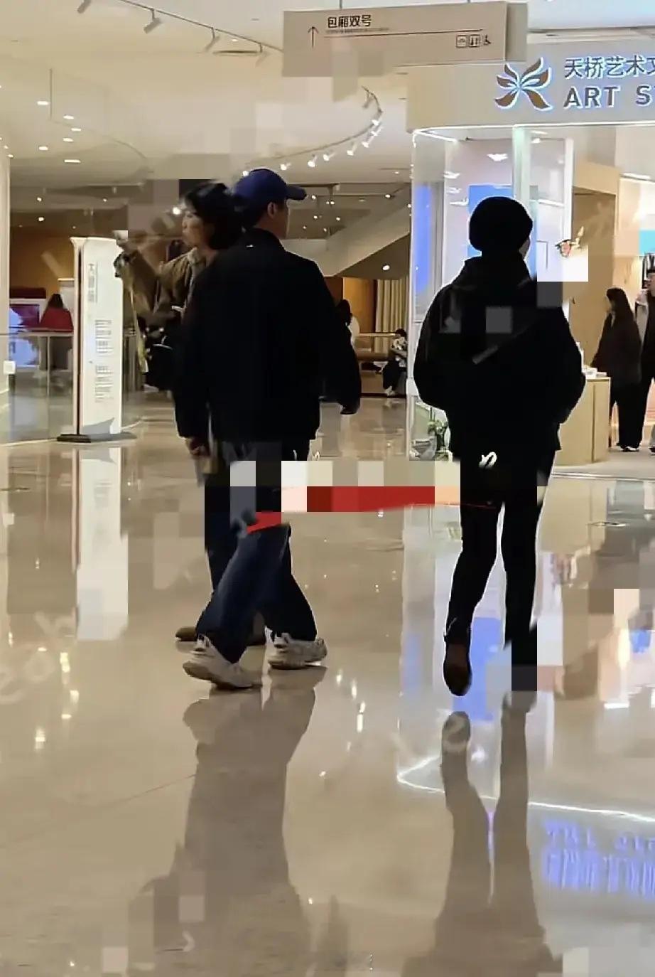 柯蓝和黄志忠冲上热搜！4月9号，柯蓝和男友黄志忠被拍到一起去北京天桥，观看张国立