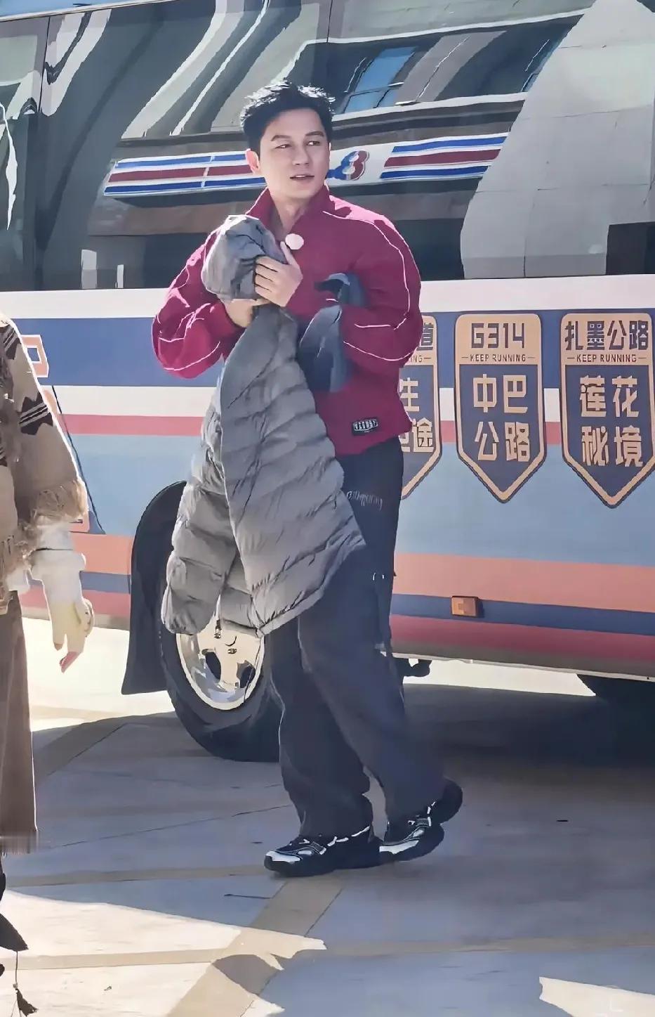 我妹妹21岁，因为我说李晨48岁，是大叔级别了，她怼我说：“你有恋老癖”。她觉