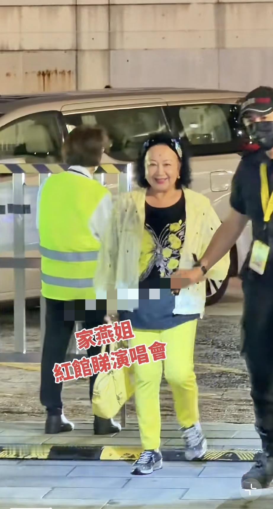 9月14日，76岁薛家燕到香港红馆助阵谭咏麟演唱会，她戴着假发换了造型，打扮挺时