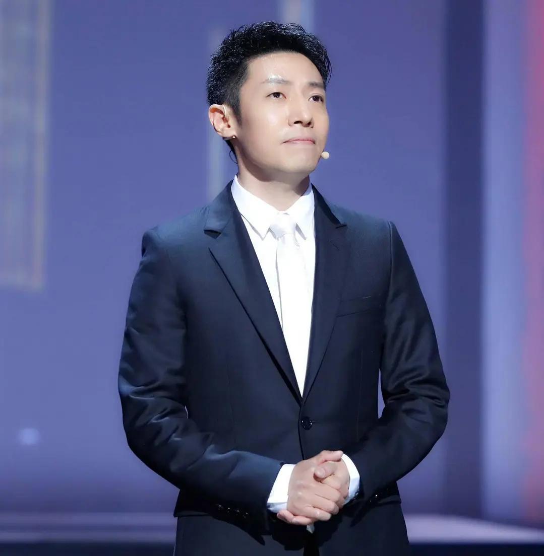 2021年，主持人问撒贝宁:“你只有1米68的个子，遗憾吗？”撒贝宁却说:“如果