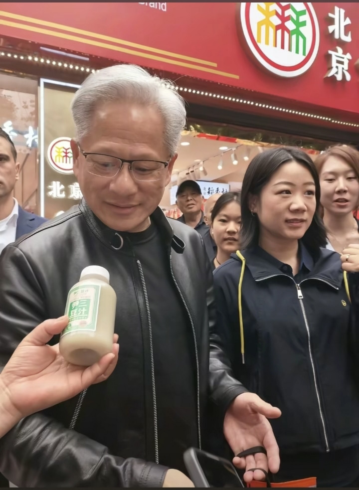 黄仁勋喝豆汁后痛苦皱眉 品牌回应