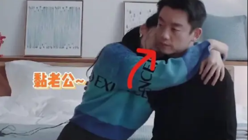 郑凯早就对苗苗不耐烦了，之前的节目里，苗苗投怀送抱，但是郑凯黑脸，不耐烦地太明显