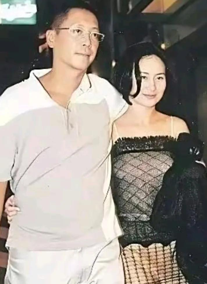 当年许晋亨与妻子何超琼一起逛夜市时的一张留影，当时的何超琼衣着大胆而豪放，只是一
