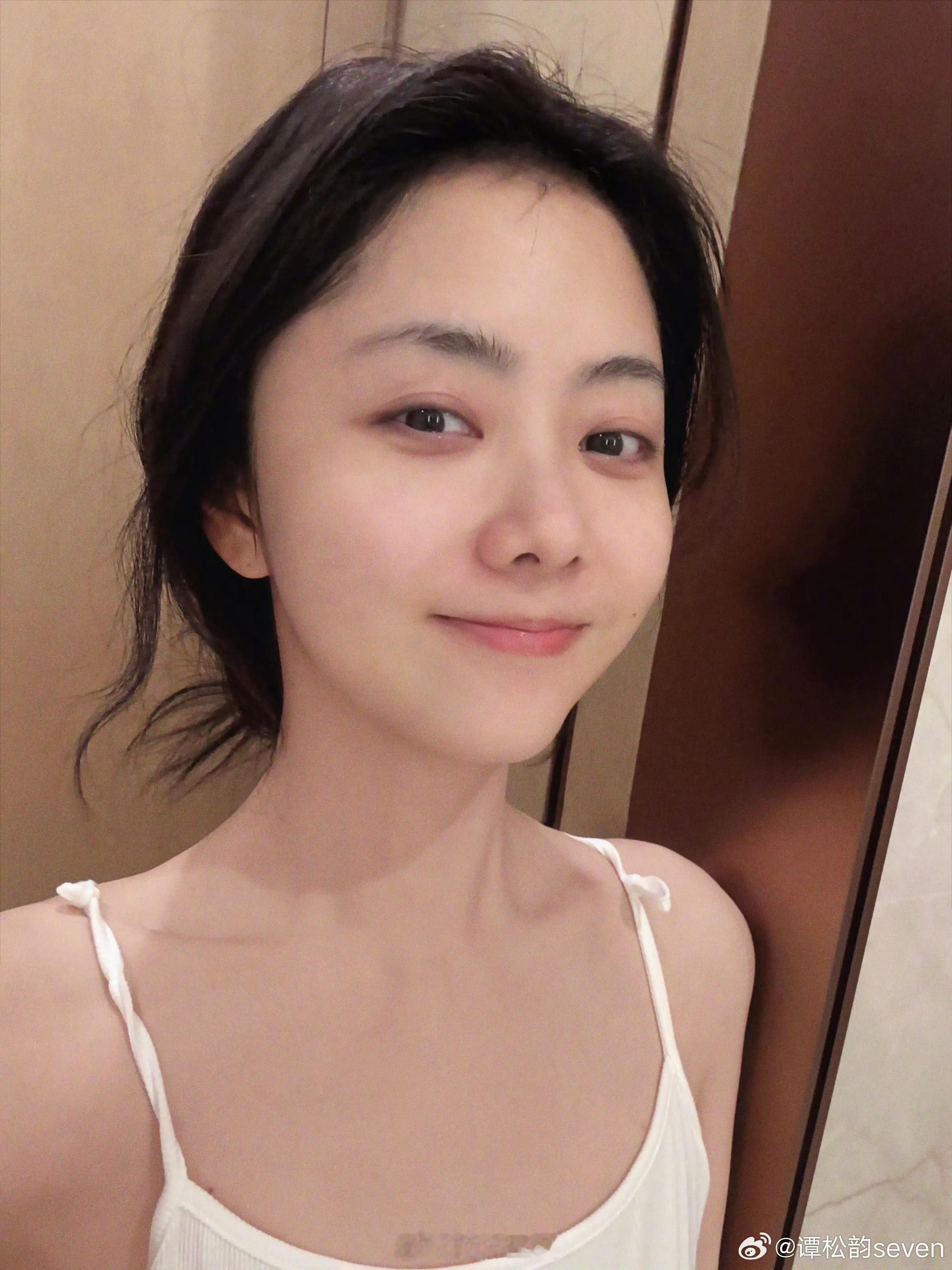 谭松韵素颜状态好在线，笑容好明媚。