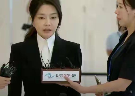 韩国前总统尹锡悦之妻金建希一审宣判引发韩国政坛震荡。这一结果招致共同民主党强烈反