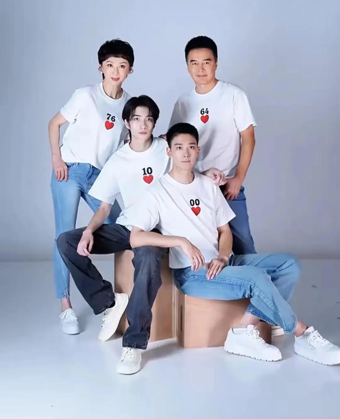 许亚军一家四口。两个儿子都帅，但是没有老爸当年那么惊艳的帅。妈妈是理想之城里的气