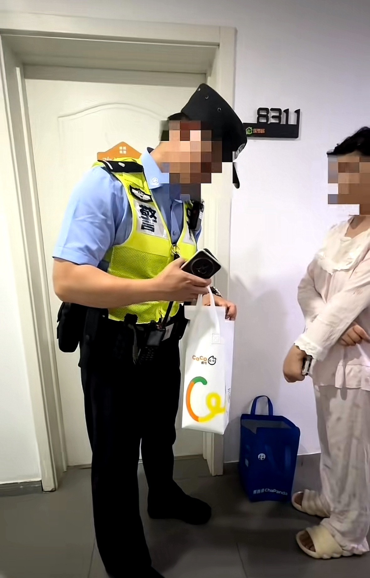 大学女生偷奶茶被当场抓住，失主直接报警。警察问她为啥拿别人外卖，她倒理直气壮：“