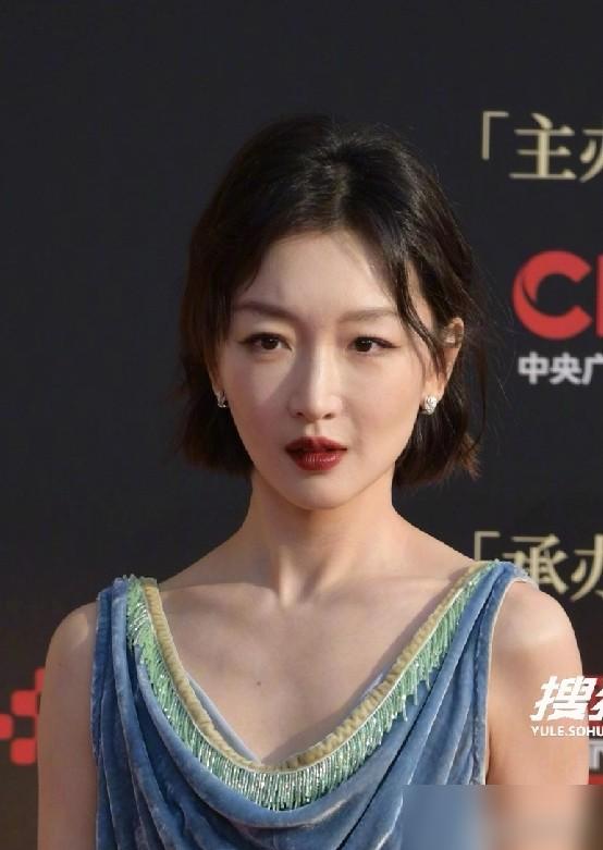 别再吹高定了！周冬雨一件300块的蓝丝绒裙，让昨晚红毯上所有砸钱的女明星，脸都挂