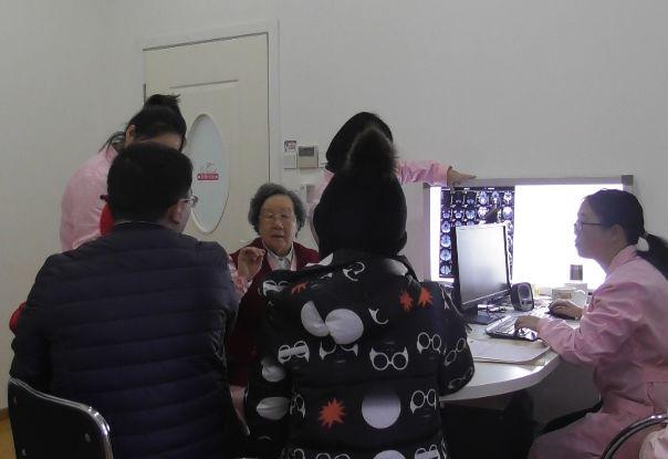 门诊故事 | 宝宝脑外间隙增宽、膝跳反射没做出来, 是不正常吗