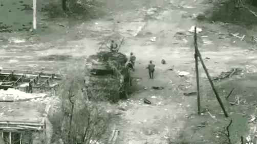 这个战争场面有点骇人，俄乌现场上刚走出坦克，就被敌方的一发炮弹击中，一名士兵被炸