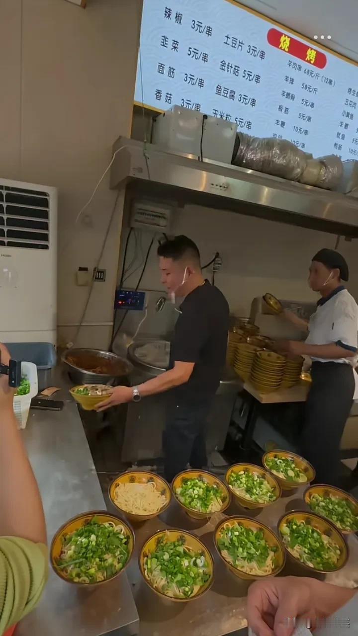 7个人消费140.58元都没吃饱的原因找到了！面馆老板卖的东西也太贵了！一串辣椒
