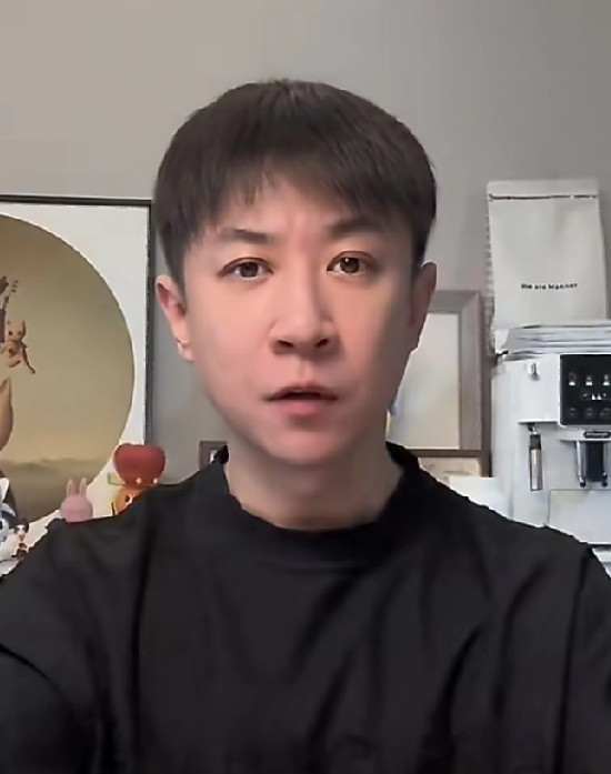 张维伊，冲上热搜！4月7日晚上，张维伊突然冲上热搜，不过这次不是因为妻子董璇