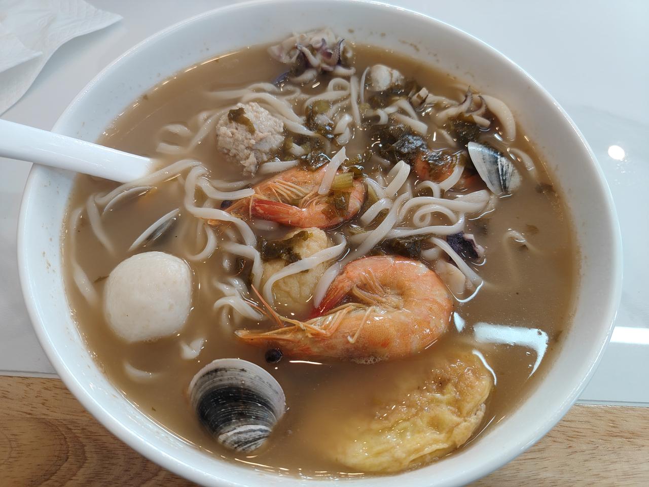 大家觉得这两碗84元的面怎么样！中午在外面吃饭，点了两碗海鲜面。一碗是鲜虾面，一