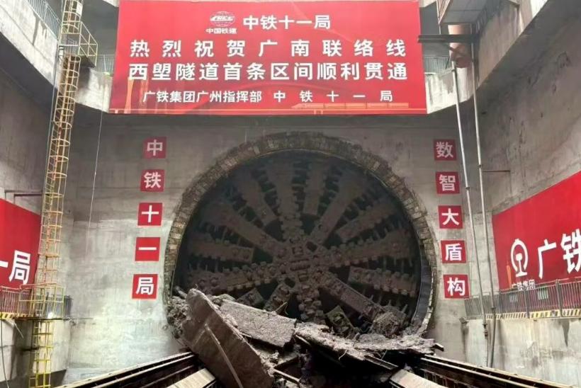 6月2日，广州地下66.6米深处，一台直径近13米、重达数千吨的钢铁巨兽缓缓顶穿