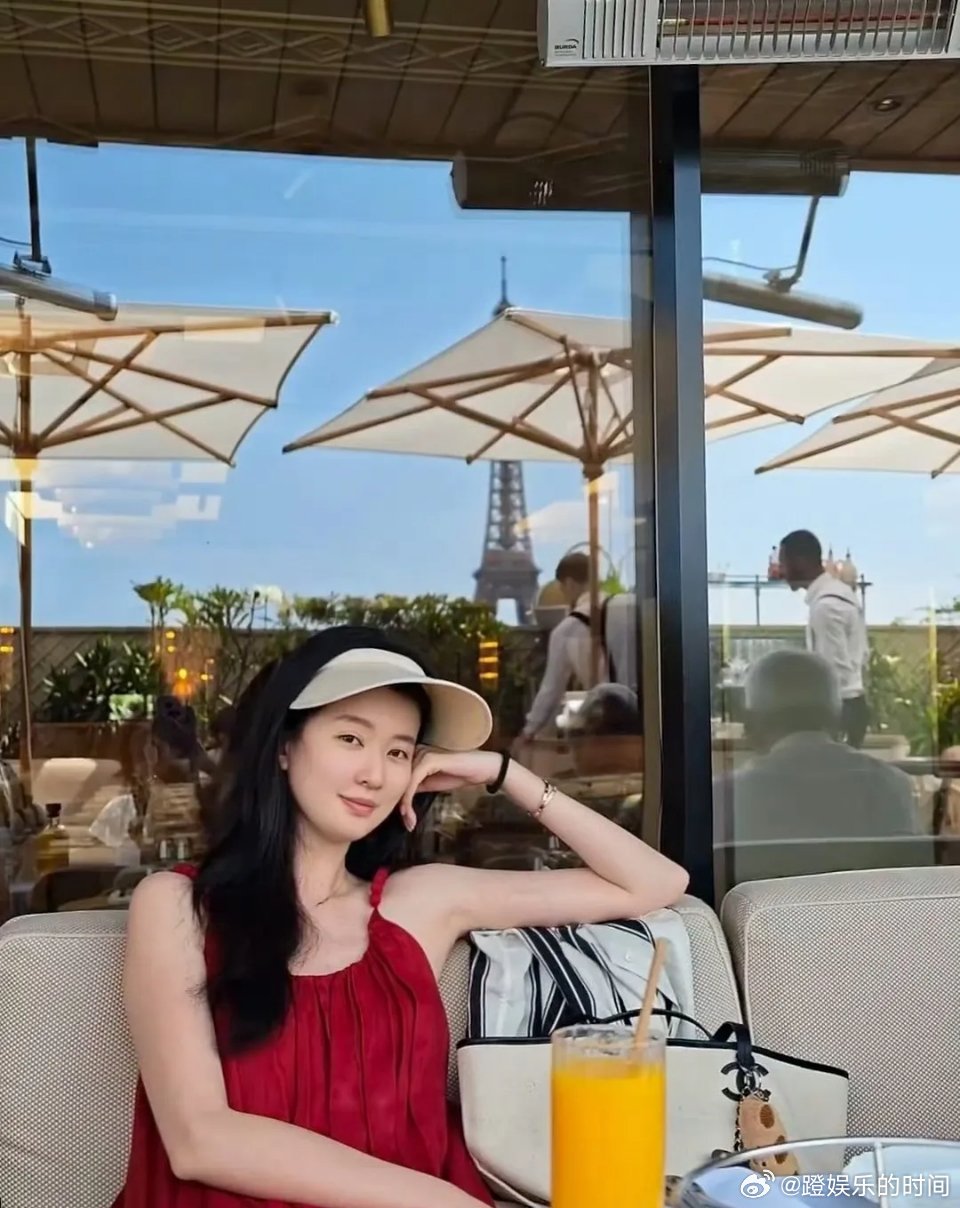 乔欣这种生活，就是景甜梦寐以求的吧？乔欣最近晒了在巴黎的游玩照，现在的她已经是豪